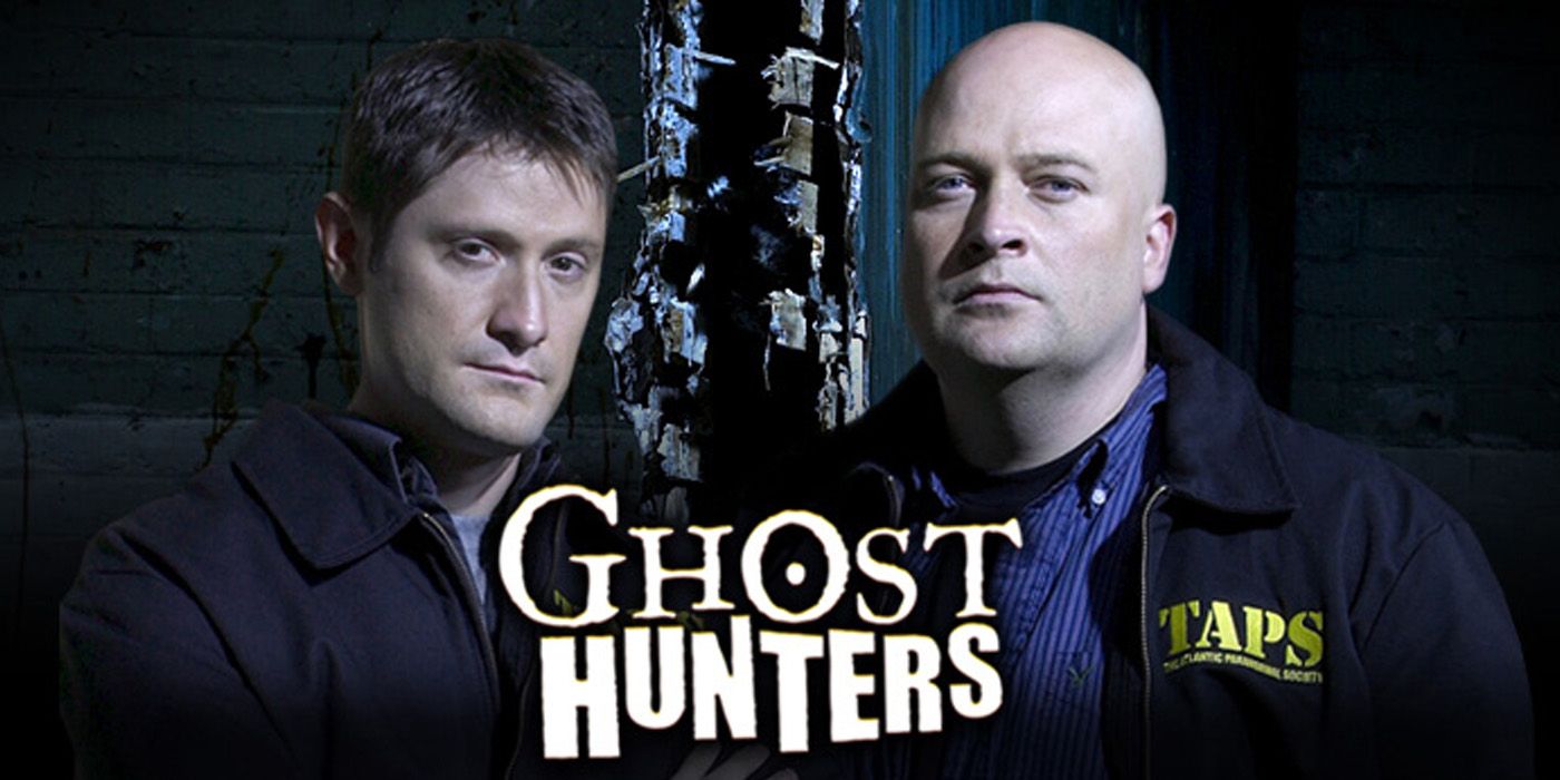 Arte da capa de Ghost Hunters com dois homens juntos