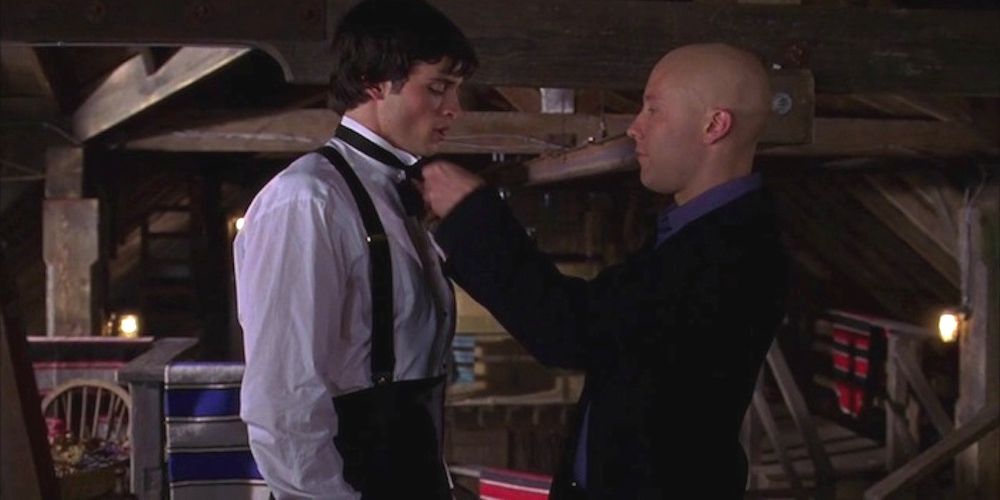 Lex fixes Clark's tie in Smallville