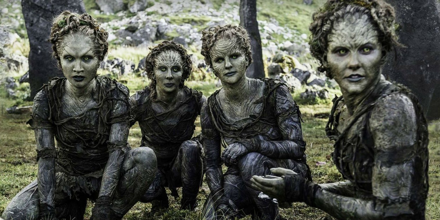 Os Filhos da Floresta ajoelhados e olhando na mesma direção em Game of Thrones.