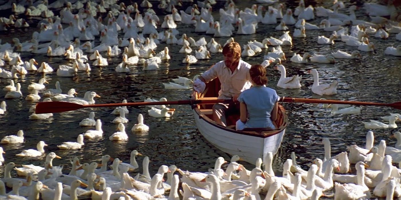 Ryan Gosling e Rachel McAdams remando um barco em The Notebook
