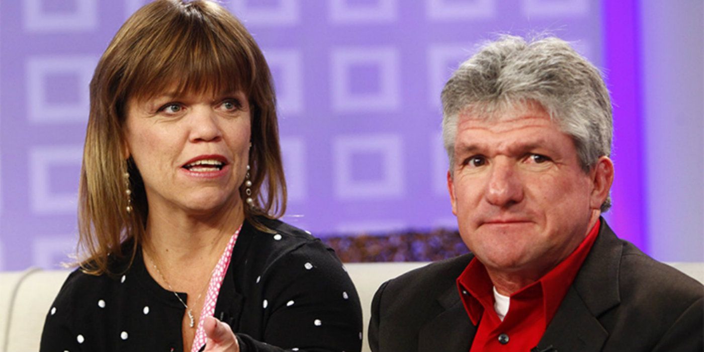 Amy e Matt Roloff de Little People, Big World sentados juntos no sofá