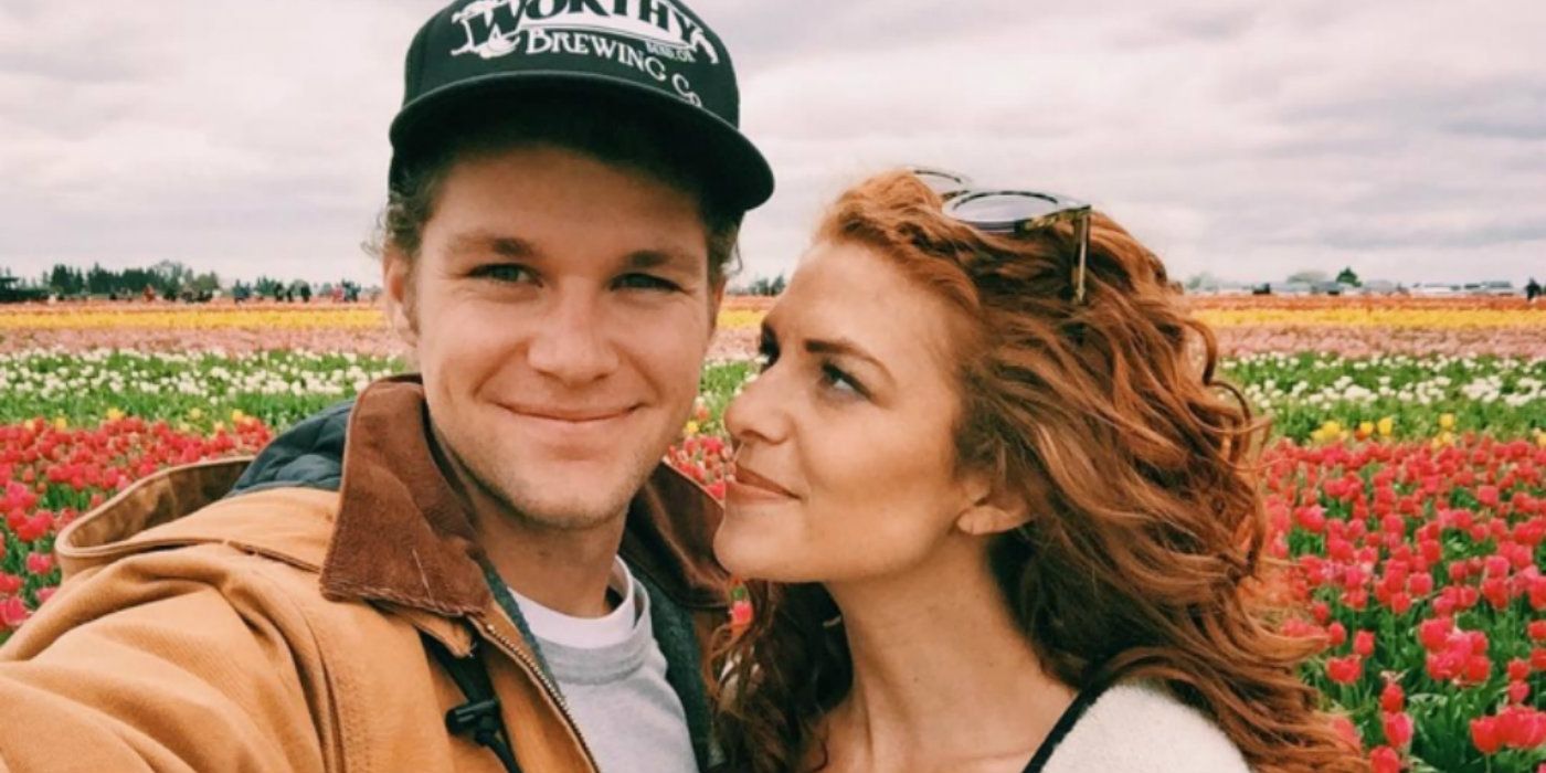 Audrey e Jeremy Roloff Little People Big World em frente ao campo