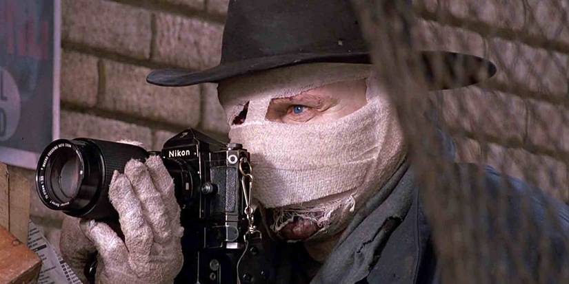Darkman taking pH๏τos in Darkman