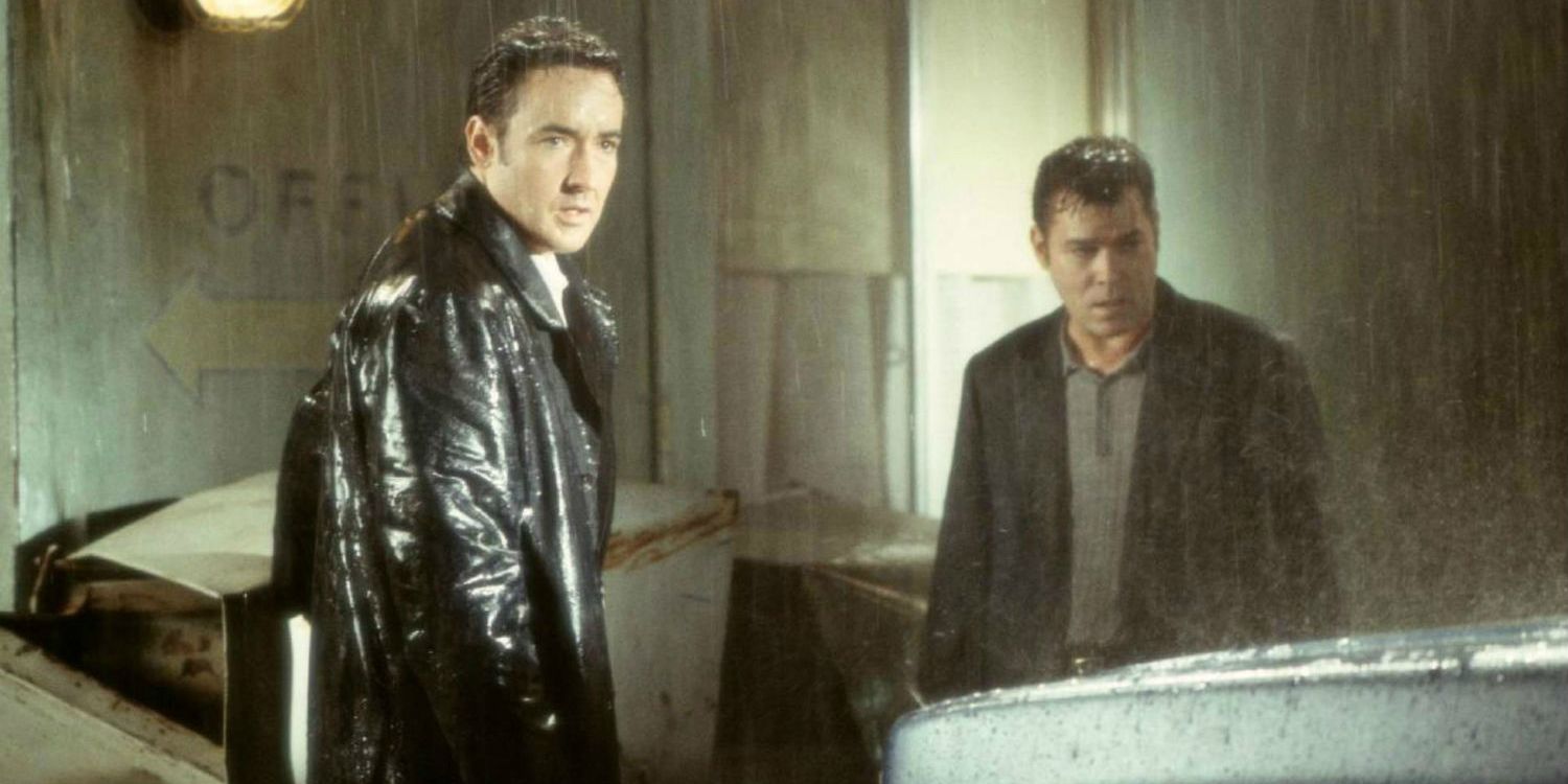 John Cusack e Ray Liotta na chuva em Identity 2003