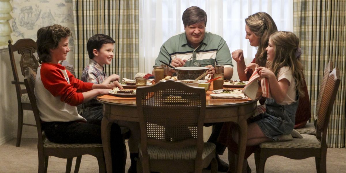 The Cooper family having dinner in Young Sheldon