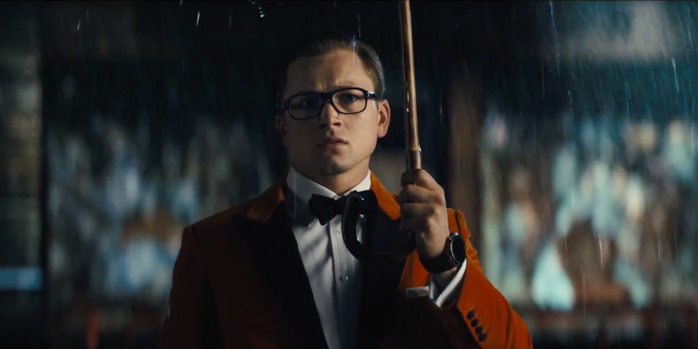Eggsy holds his umbrella in the rain in Kingsman: The Golden Circle