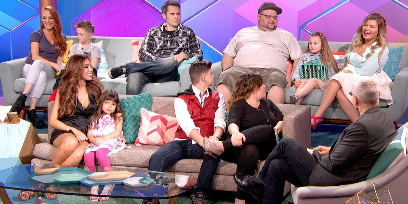 Teen Mom cast sitting together and chatting 