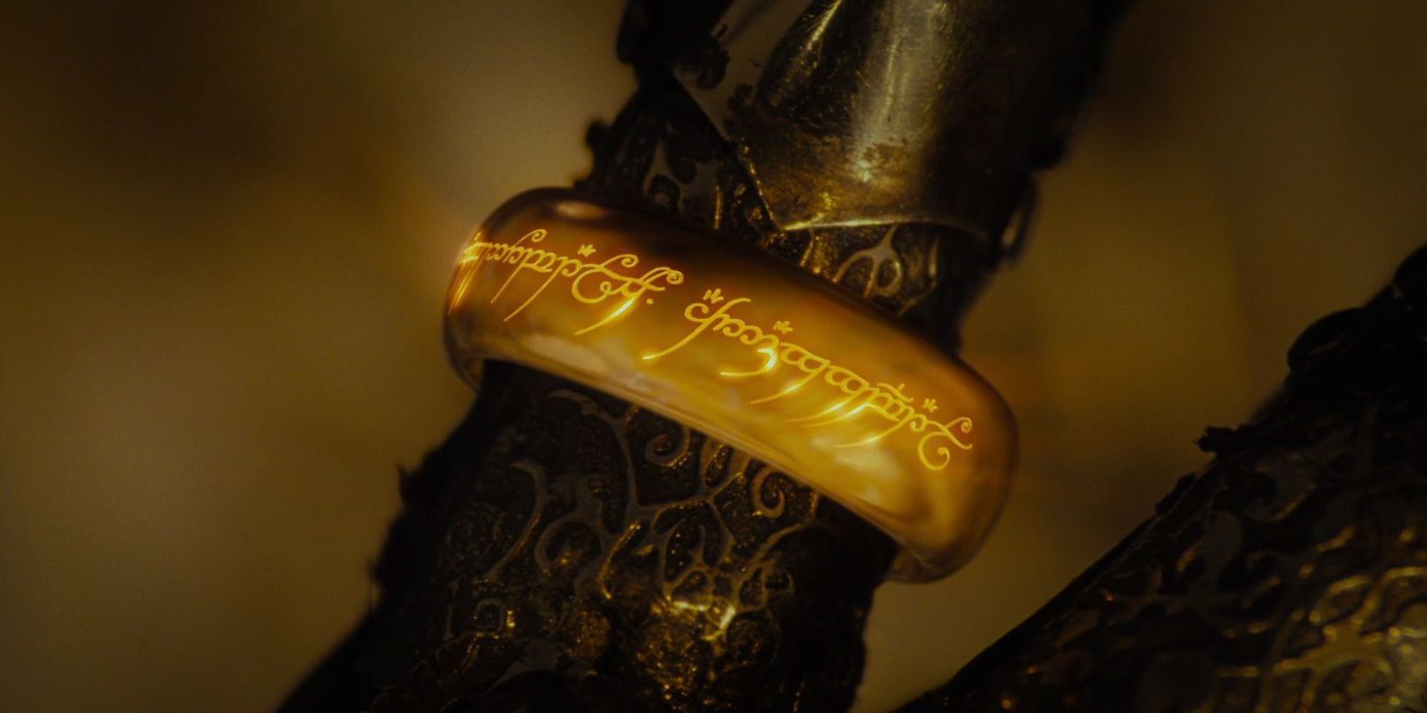 Se ve un anillo en el dedo de Sauron en El Señor de los Anillos