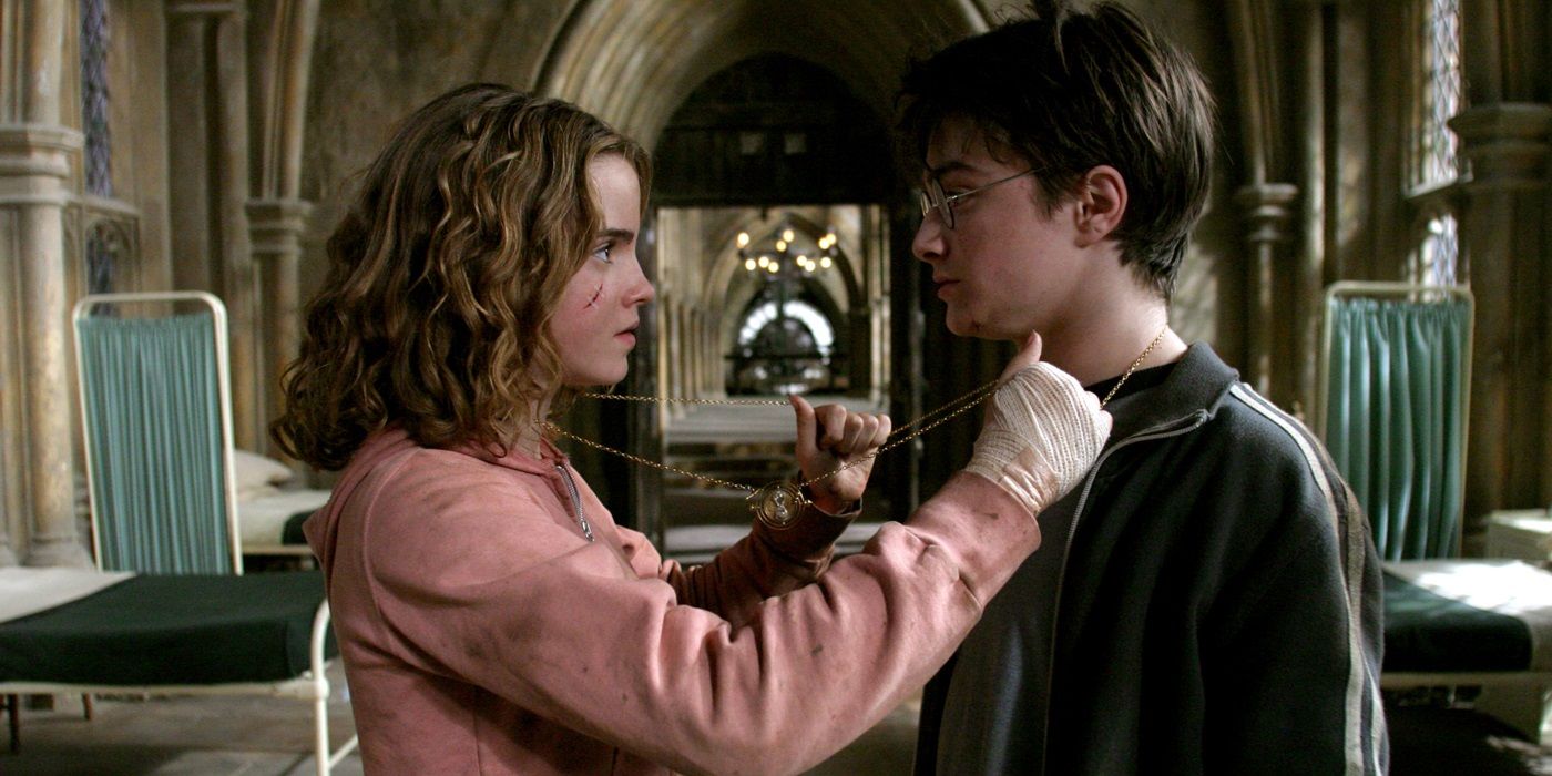 Emma Watson e Daniel Radcliffe como Hermione e Harry usando o Vira-Tempo em Harry Potter e o Prisioneiro de Azkaban