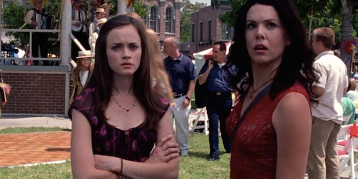 Rory and Lorelai standing outside in Stars Hollow on Gilmore Girls