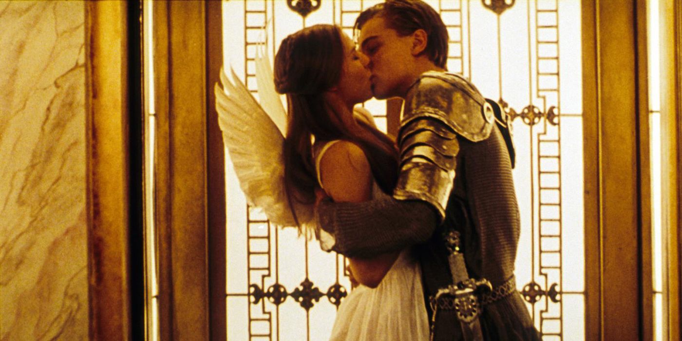 Roméo et Juliette s'embrassent dans un ascenseur dans le film Roméo + Juliette de 1996.
