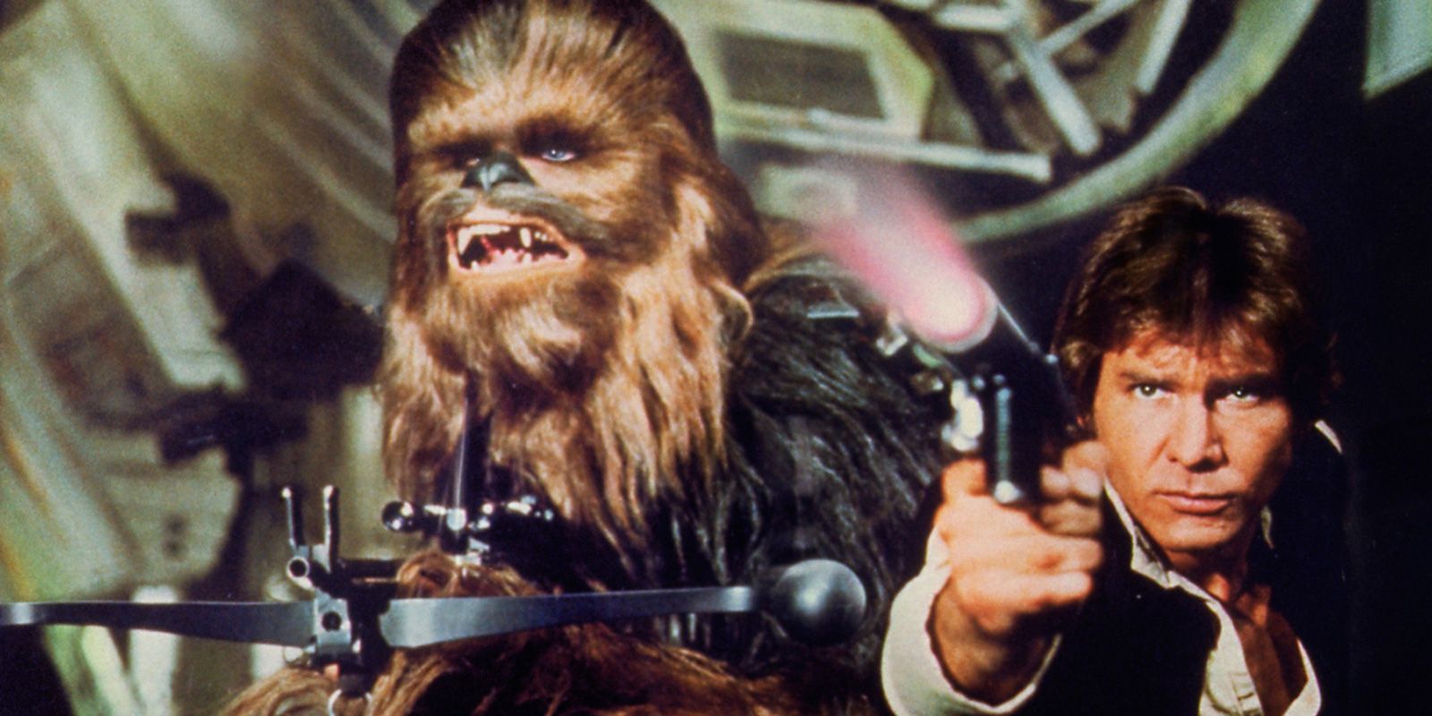 Chewbacca (Peter Mayhew) e Han Solo (Harrison Ford) se preparando para enfrentar stormtroopers em Star Wars Uma Nova Esperança