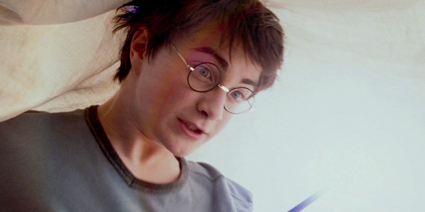 Harry usa Lumos para ler em Harry Potter e o Prisioneiro de Azkaban