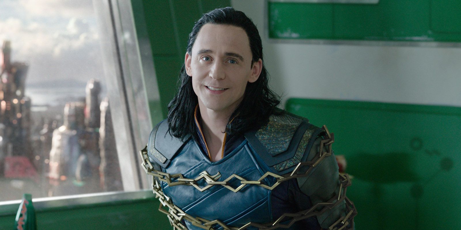 Loki sorrindo enquanto estava acorrentado em Thor: Ragnarok