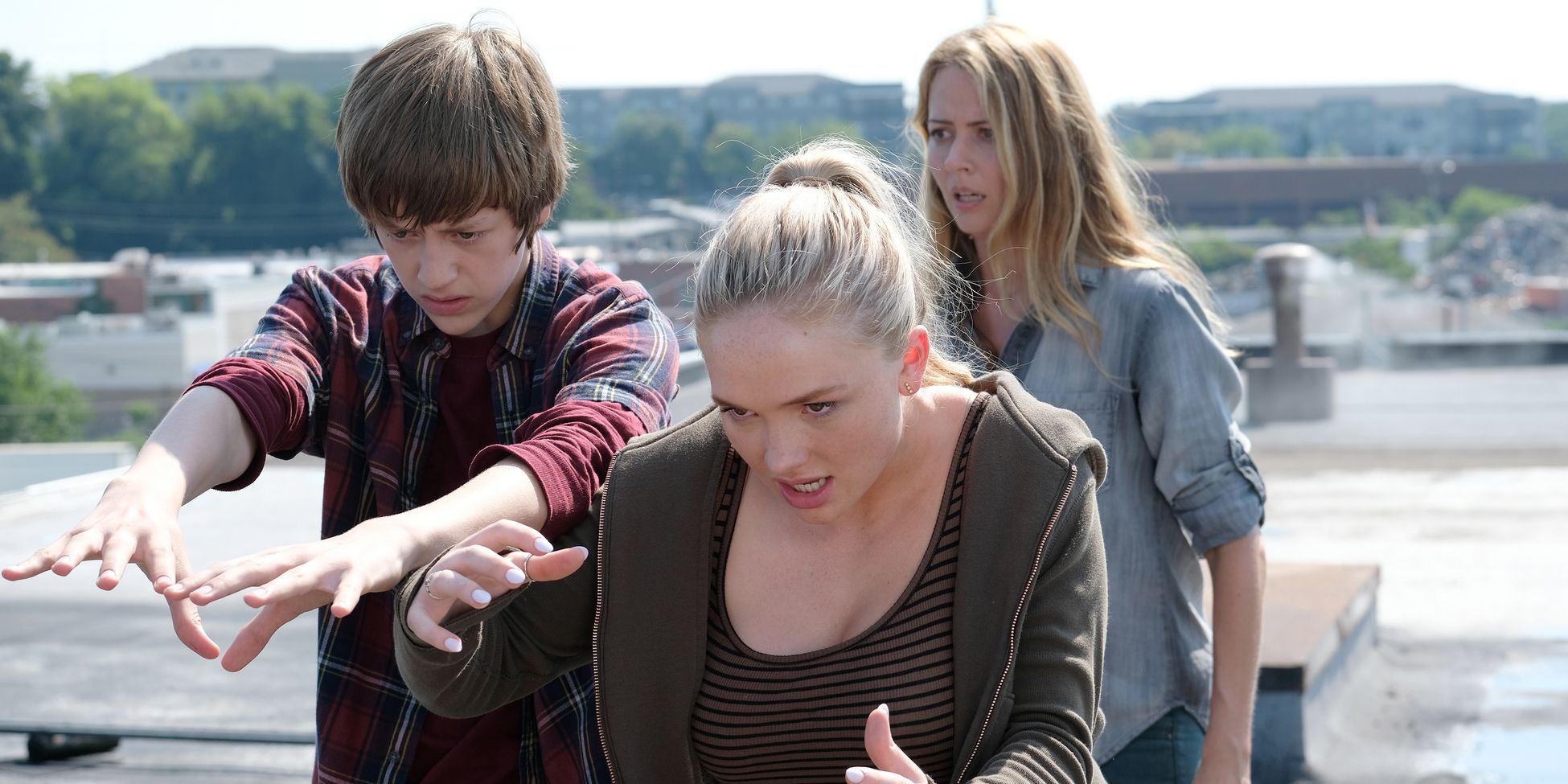 Percy Hynes White Amy Acker and Natalie Alyn Lind in The Gifted