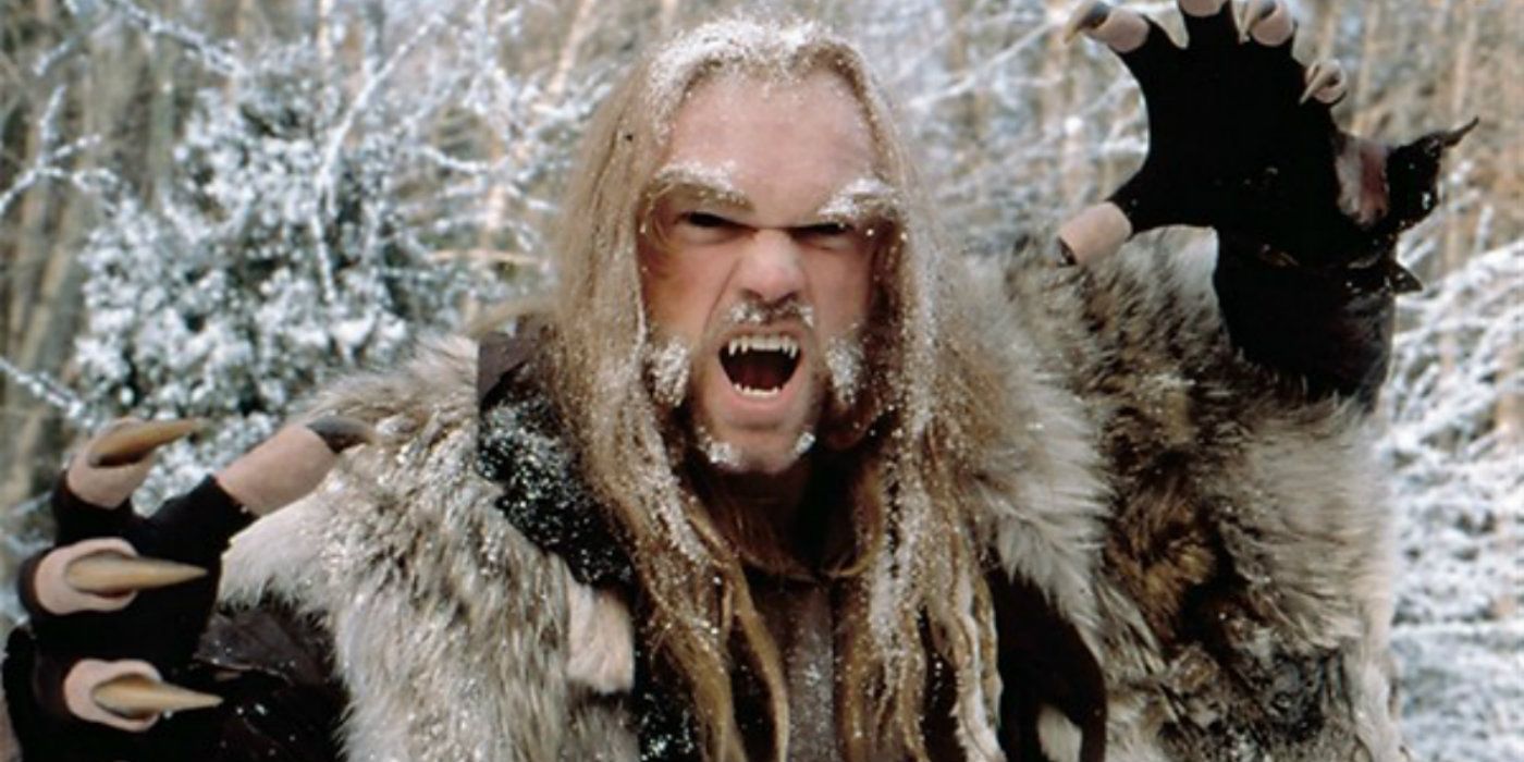 Sabretooth (Tyler Mane) holds up his claws in X-Men 2000