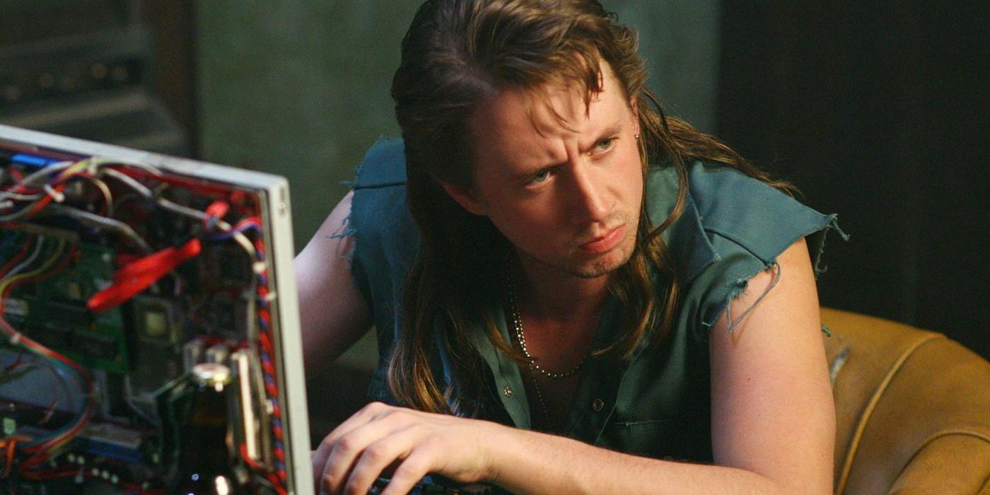 Ash works on his computer to find demon omens in the Roadhouse in Supernatural