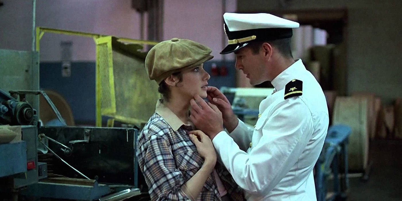 Richard Gere abraza a Debra Winger en Un oficial y un caballero