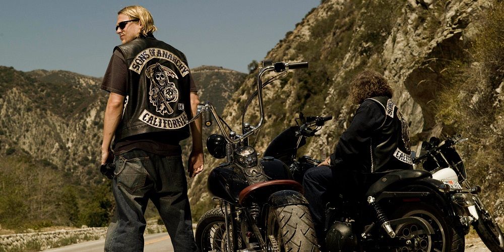 Charlie Hunnam as Jax Teller and Mark Boone Junior as Booby Munson in Sons of Anarchy