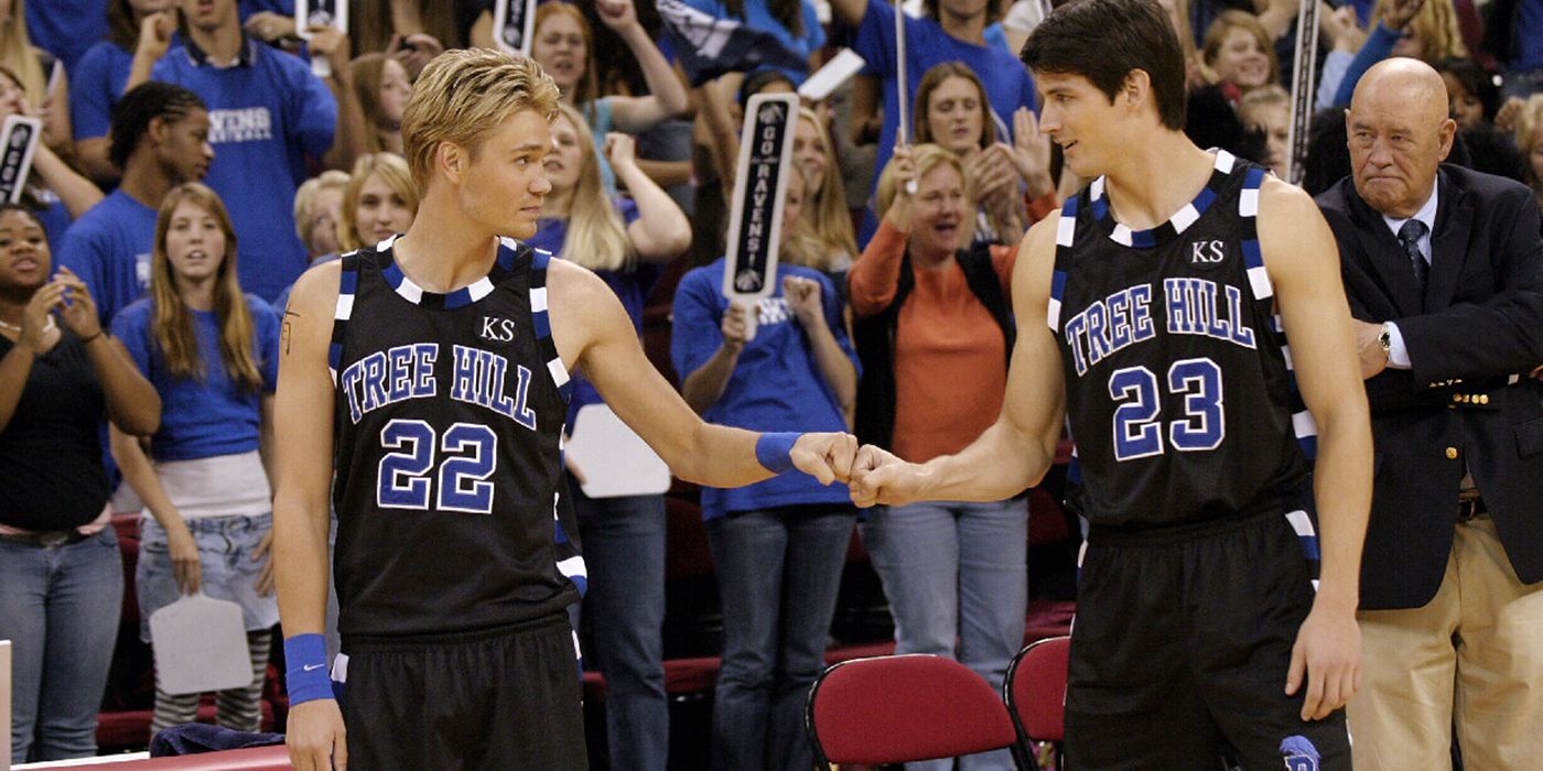 Lucas and Nathan on the basketball court on One Tree Hill