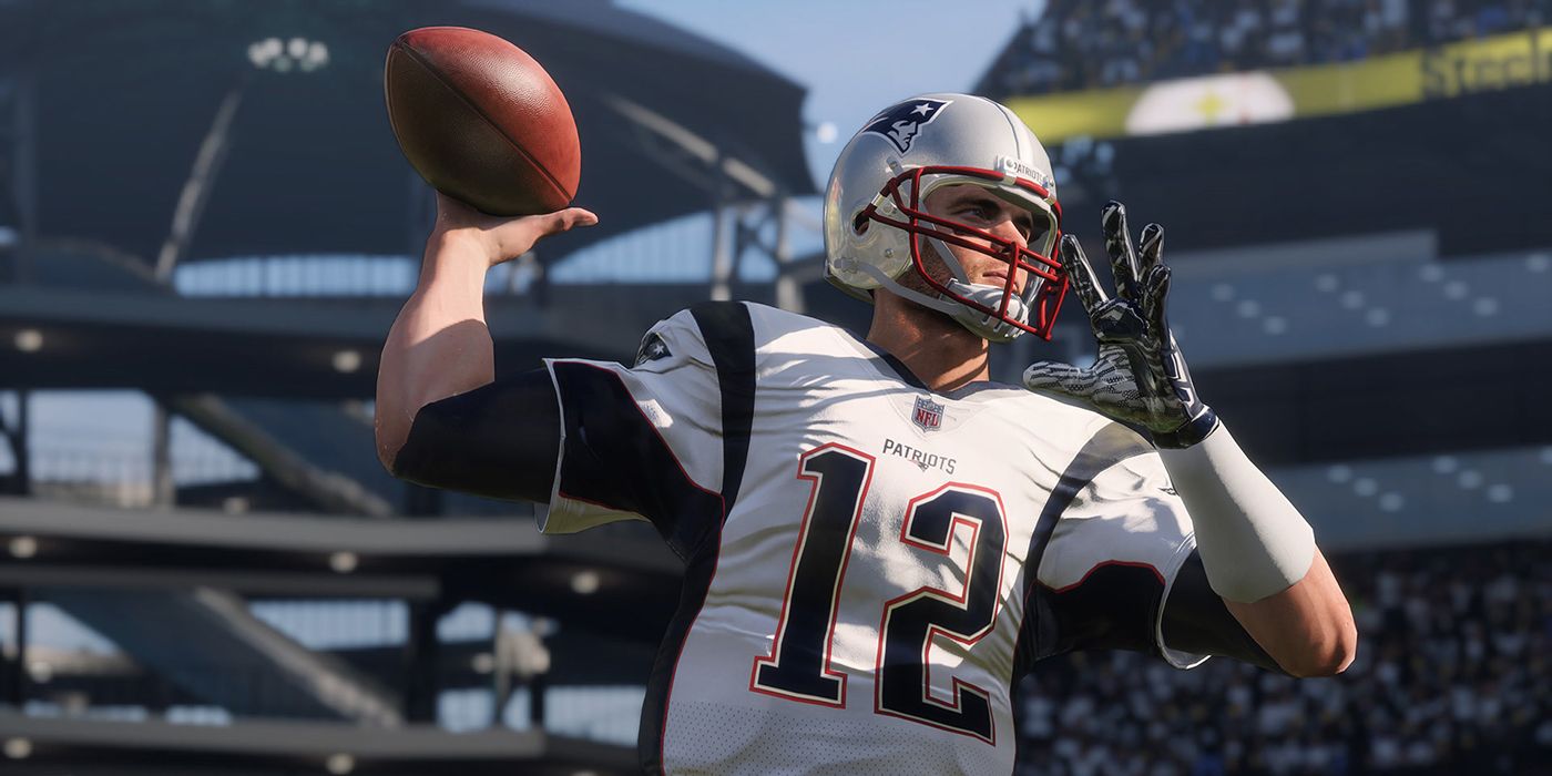 Tom Brady con el uniforme de los Patriots lanzando el balón en Madden NFL 18.