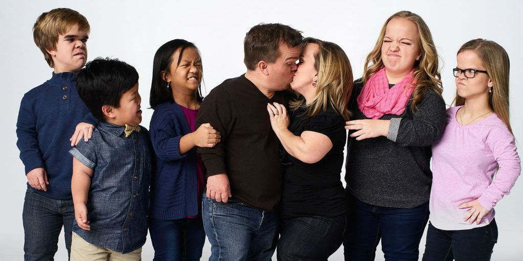 7 Little Johnstons - Trent and Amber kiss