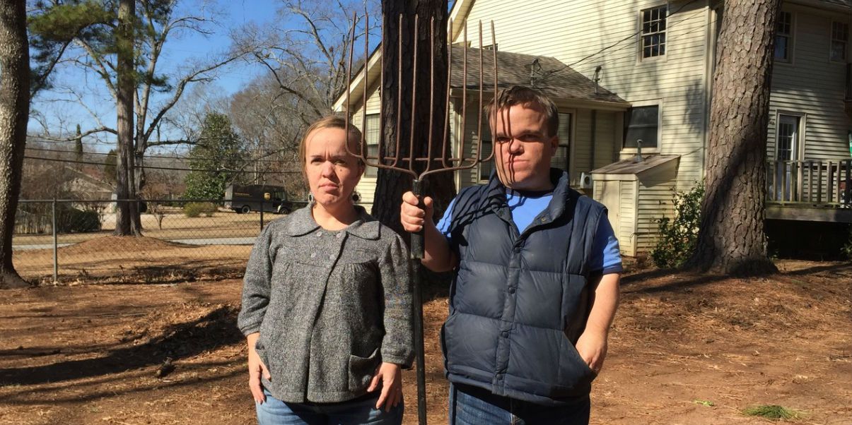 7 Little Johnstons - American Gothic pose