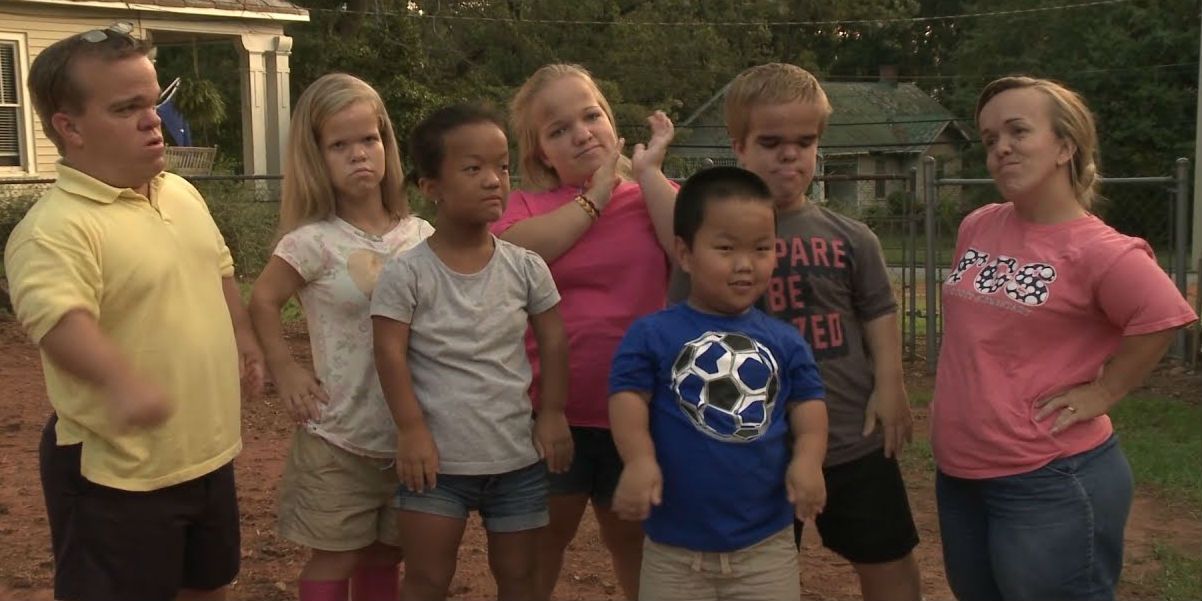 7 Little Johnstons - family outside