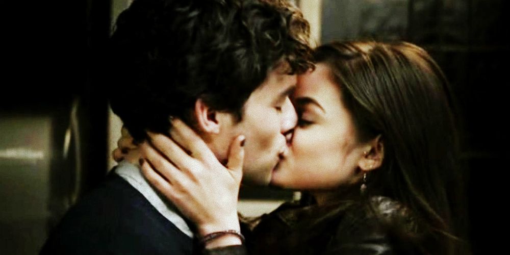 Ezra and Aria kissing in the bar where they met on Pretty Little Liars