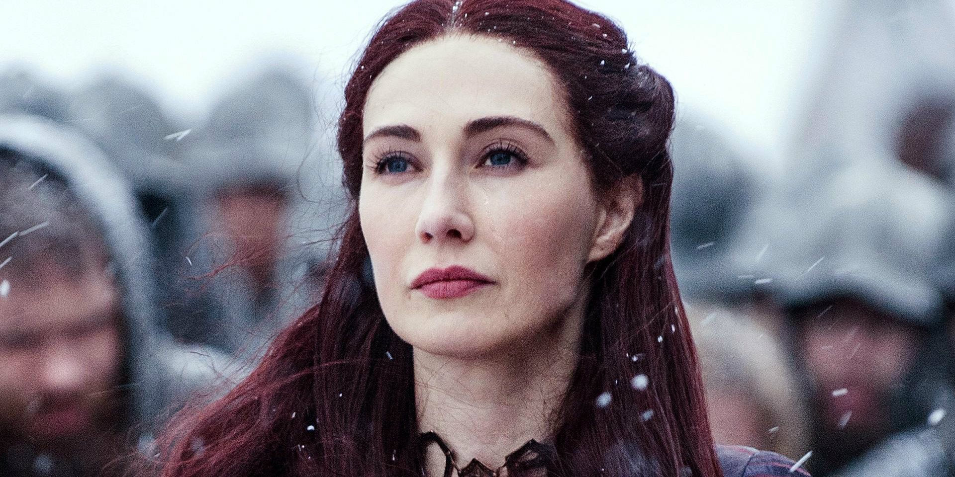 Melisandre waiting in front of soldiers