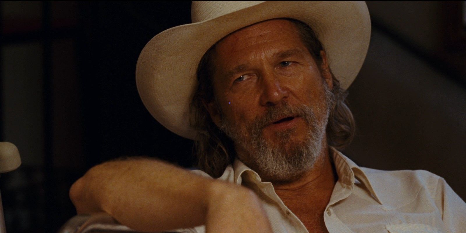 Bad Blake (Jeff Bridges) leaning and talking ot someone in Crazy Heart.