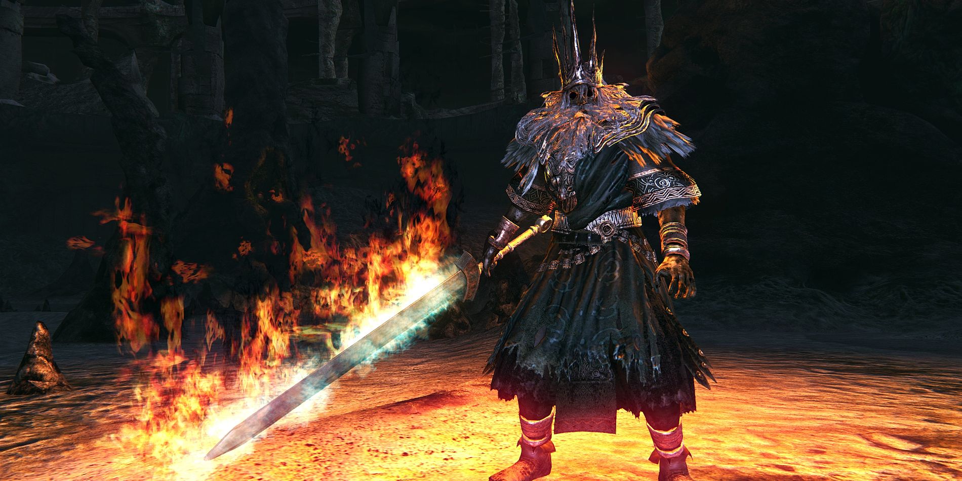 Gwyn, Lord of Cinder holding a flaming sword in Dark Souls