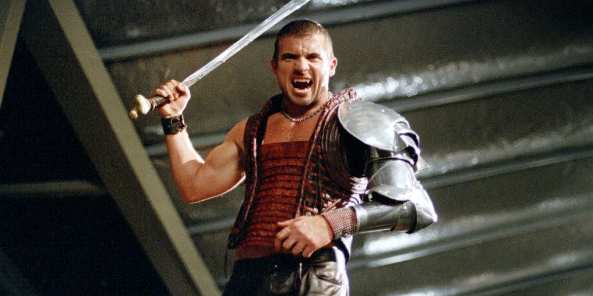 Drake raising his sword in Blade: Trinity.