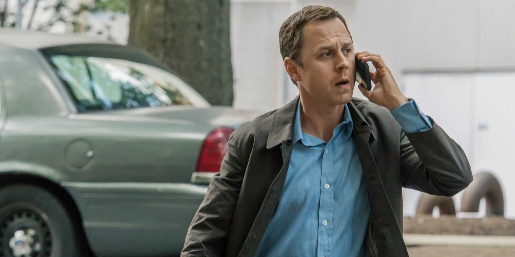 Giovanni Ribisi ketika Pete berbicara di telepon di jalan, tampak stres, di Pete Season 2 yang licik.