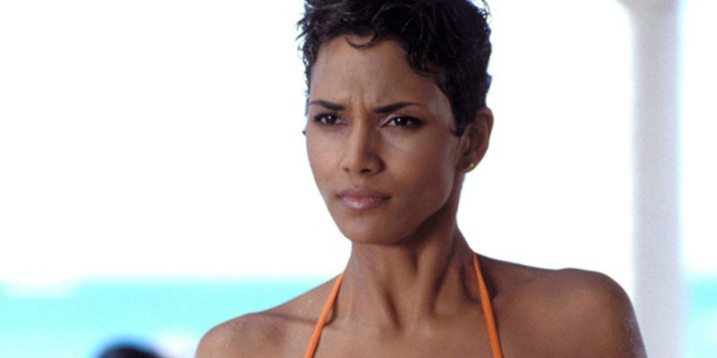Jynx (Halle Berry) na praia em Die Another Day James Bond 007