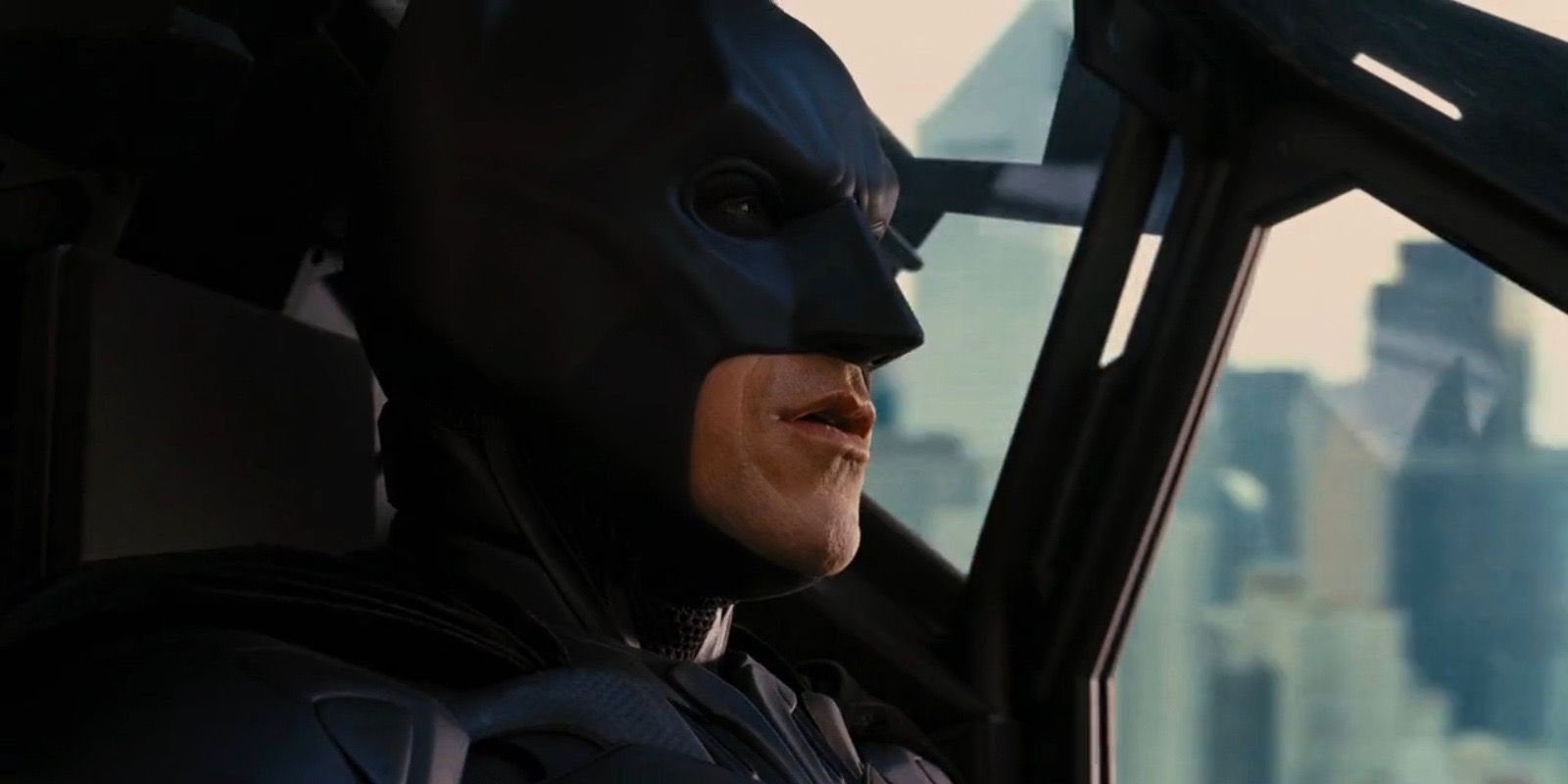 Batman olhando para fora em seu Batmóvel no ato final de The Dark Knight Rises