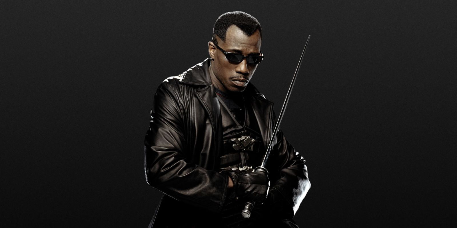 Wesley Snipes holding a knife in Blade Trinity