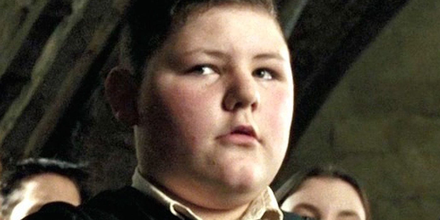 Um close do rosto de Vincent Crabbe em Harry Potter