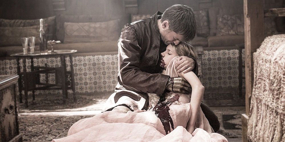 Jaime holds Myrcella's dead body in GOT