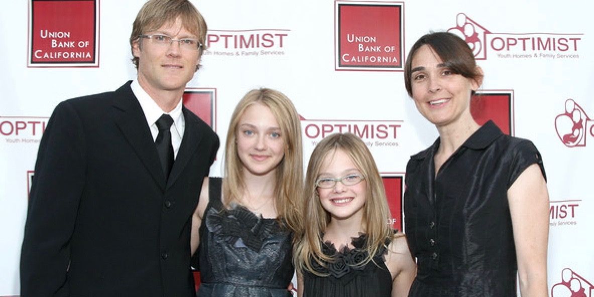 Elle and Dakota Fanning With Parents