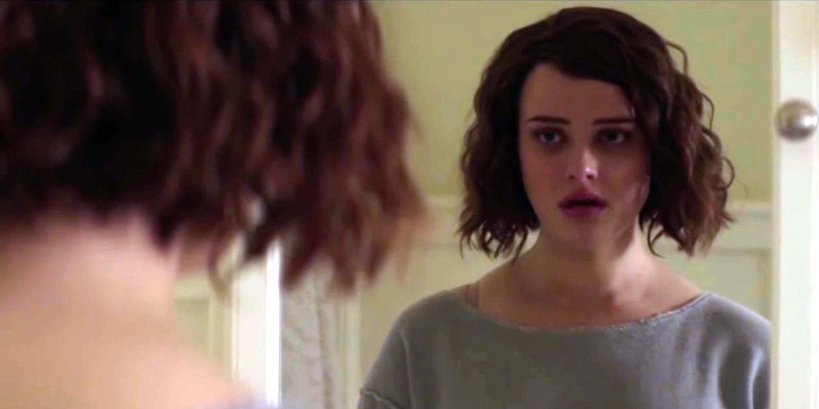 Hannah Baker from 13 Reasons Why looknig in the mirror