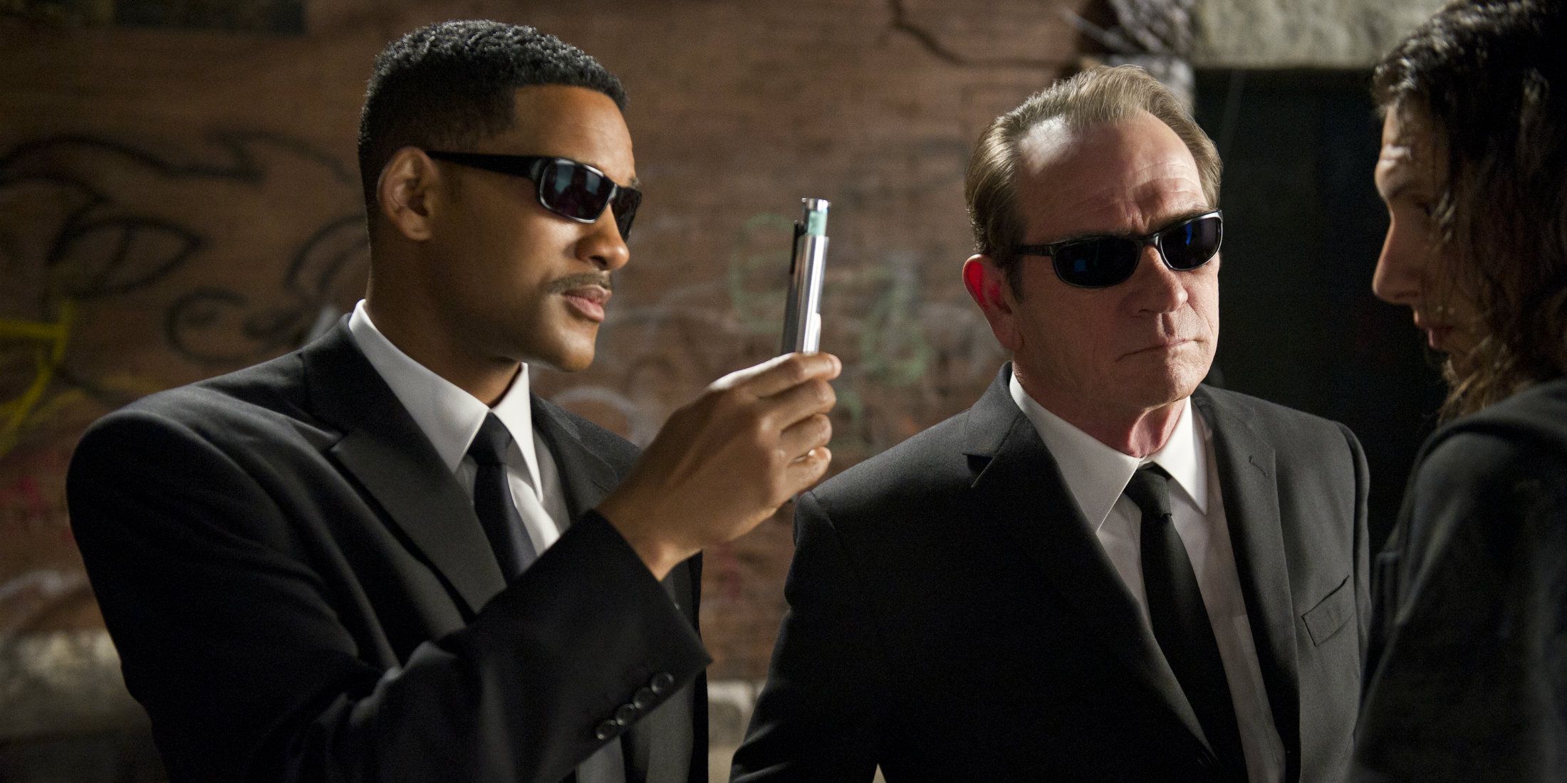 Two agents wear glasses in Men In Black 3