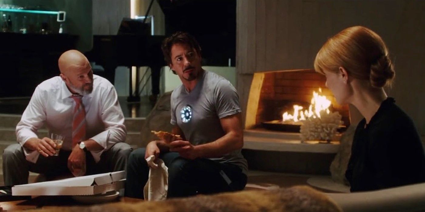 Obi and Tony dig in to pizza during a meeting in Iron Man