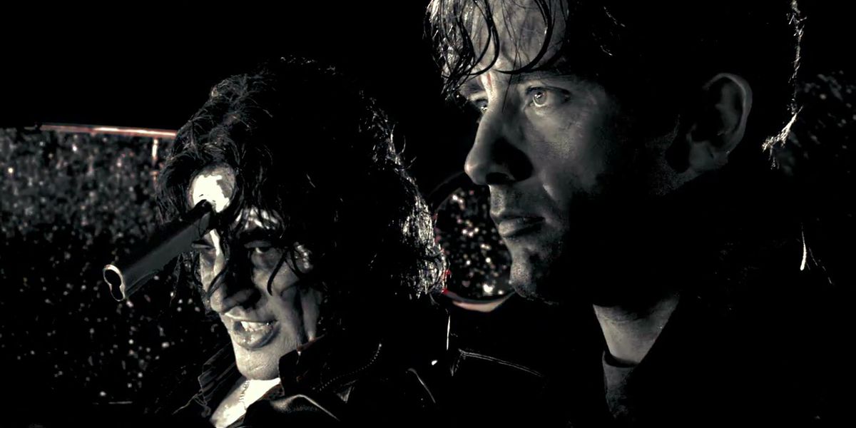 Dwight (Clive Owen) talks to the dead Jackie Boy (Benicio Del Toro) in Sin City (2005)