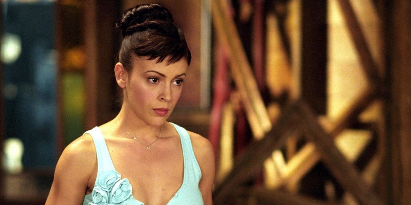 Uma imagem de Phoebe Halliwell parecendo preocupada em Charmed