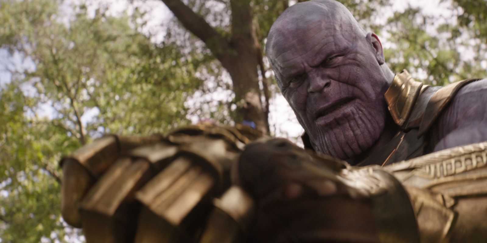 Thanos usando a manopla do infinito em Guerra Infinita