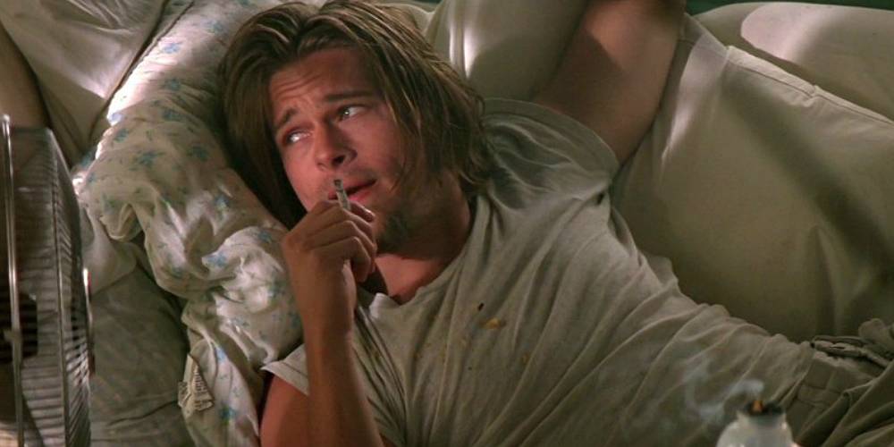 Brad Pitt deitado em um sofá em True Romance