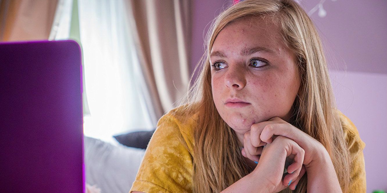 Kayla deitada na cama e olhando para a direita no filme Eighth Grade.