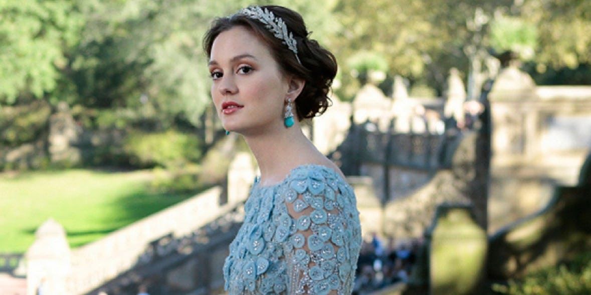 Blair Waldorf no Central Park em seu vestido de noiva em Gossip Girl.