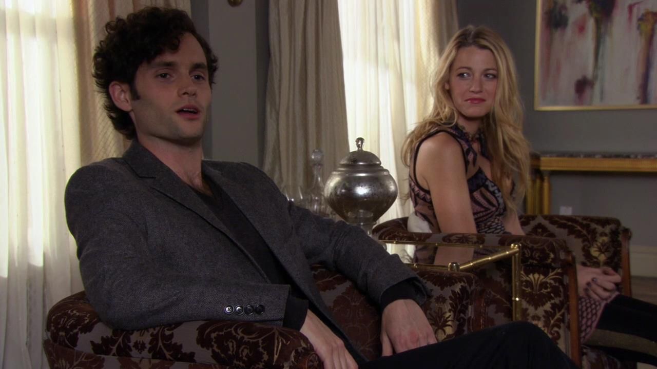 Dan speaking and Serena staring at him with a smile on Gossip Girl